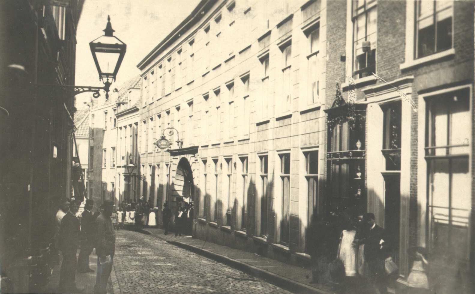Het monumentale Hotel Ariëns aan de rechterkant van de Priemstraat richting de Lagwe Markt rond 1890. Het personeel posseert bij de ingang.